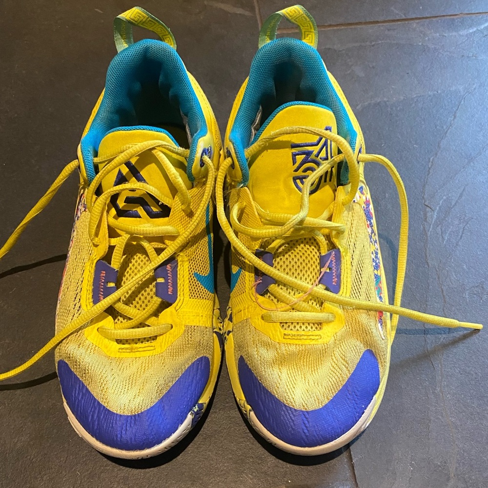 Nike Yellow Sneakers Vibrant Modern Design